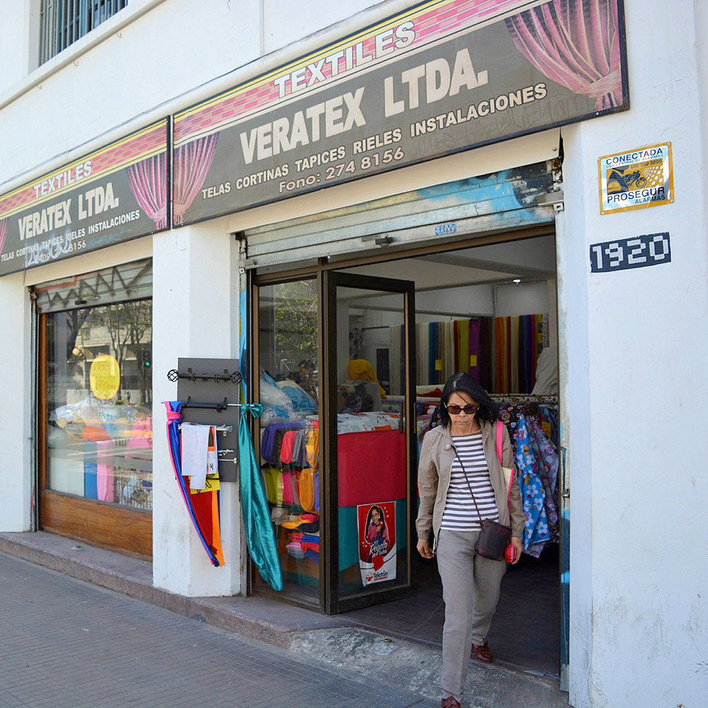 Sucursal Veratex Irarrázaval 1920 en Ñuñoa, especialistas en telas, cortinas a medida, cortinas roller, ropa de cama, espumas y más, ubicada cerca del Metro Monseñor Eyzaguirre