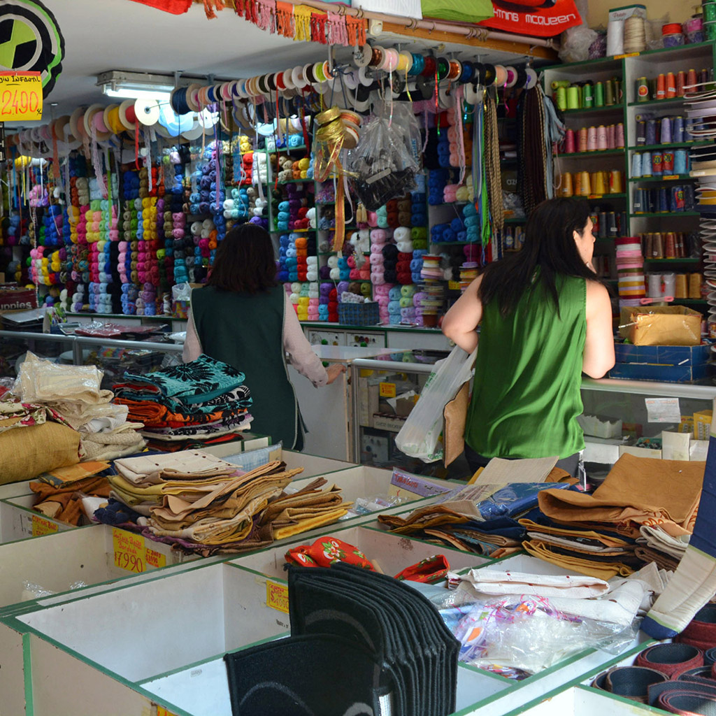 Sucursal Veratex San Ignacio 14 en Santiago, especializada en cordonería, paquetería, hilos, cierres y accesorios para confección de cortinas y ropa de cama, ubicada cerca del Metro La Moneda